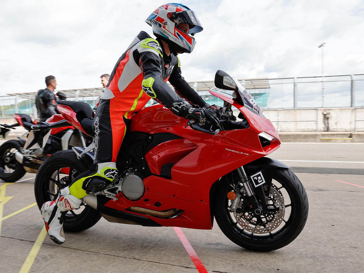 Read more about the article Track Review Ducati Panigale V2 68929